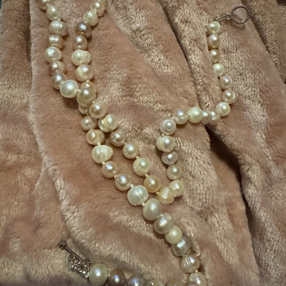 Pearl necklace ladies jewelry fresh water pearls.